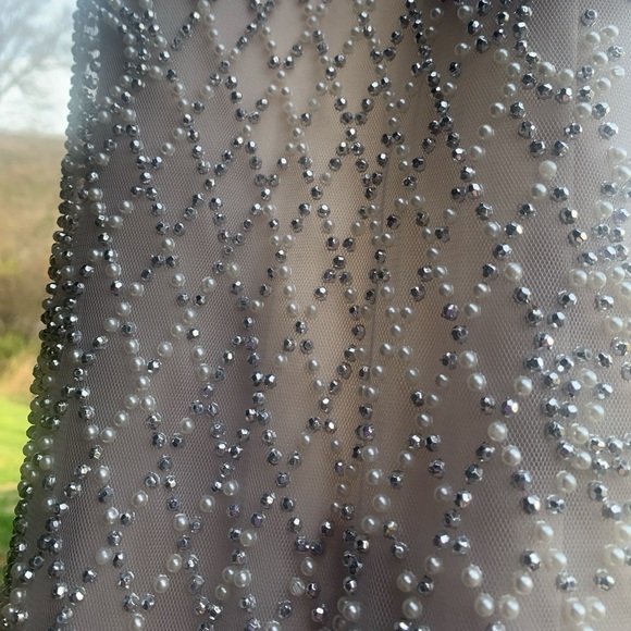 A beautiful gown in a blush cream color, size 6 - Picture 3 of 9